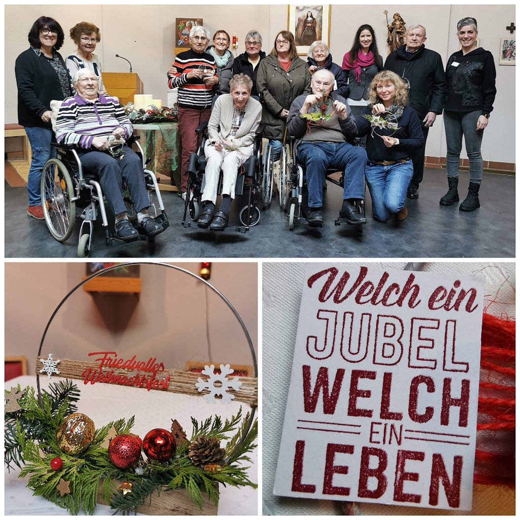 Gruppe von Menschen, einige im Rollstuhl, in einem Raum mit religiösen Bildern. Weihnachtskranz mit roten Kugeln, Tannenzweigen und Schriftzug 'Friedvolle Weihnachten'. Stoff mit rotem Schriftzug 'Welch ein Jubel Welch ein Leben'.