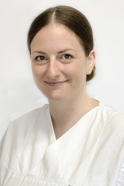 Kerstin Mathies, Oberärztin und Fachärztin für Anästhesiologie, lächelnd in weißer medizinischer Kleidung