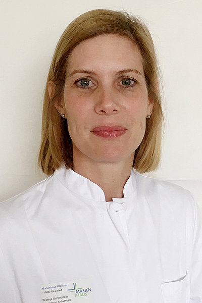 Dr. Anja Schmorleiz, Oberärztin und Fachärztin für Anästhesiologie, in weißem Arztkittel vor hellem Hintergrund