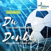 Ein Fußball in einem Tor mit dem Text 'Du bist unser Volltreffer! Danke, dass du im Team bist!' und dem Logo von Marienhaus.