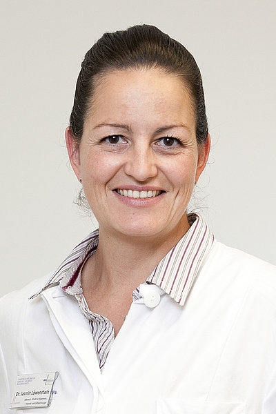 Dr. Jasmin Löwenstein, Oberärztin und Fachärztin für Allgemeinchirurgie, lächelnd in weißem Arztkittel